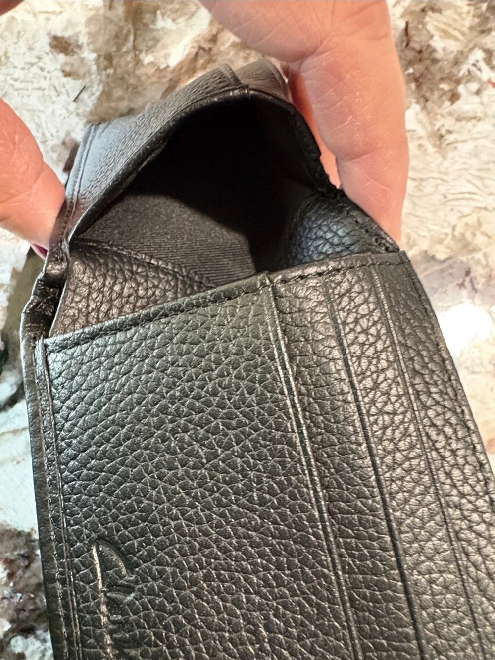 🎩 Clarks Pebbled Leather Slimfold Wallet in black